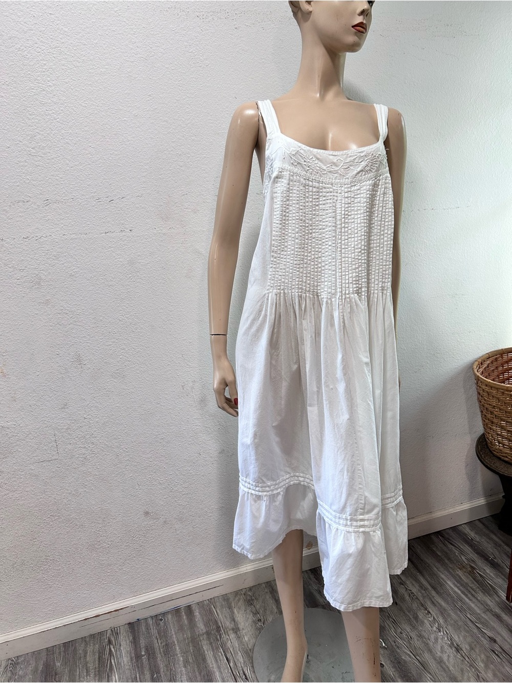 LA CERA Classic White Cotton Midi Dress with Smocked Bodice